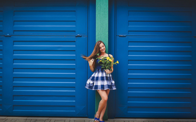 Woman blue wall flowers bouquet free wallpaper for desktop - medium preview image