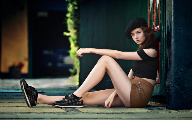 Woman sitting hat shoes arabesque free wallpaper for desktop - medium preview image