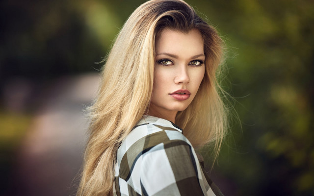 Blonde woman plaid shirt jeans free wallpaper for desktop - medium preview image