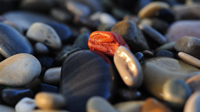 Red object rocks pebbles macro free wallpaper for desktop - medium preview image