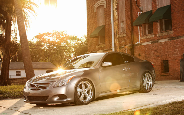 Silver car road palm tree free wallpaper for desktop - medium preview image