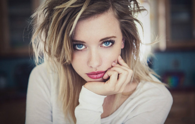 Eszter mattioni blue eyes white #2 free wallpaper for desktop - medium preview image