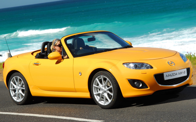Yellow convertible ocean beach summer free wallpaper for desktop - medium preview image