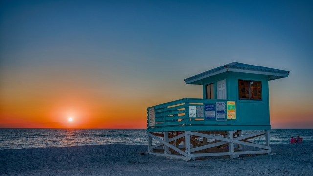 Lifeguard tower beach sunset tilt free wallpaper for desktop - medium preview image