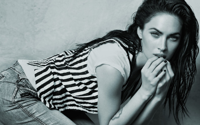 Amalia lindegren black and white free wallpaper for desktop - medium preview image