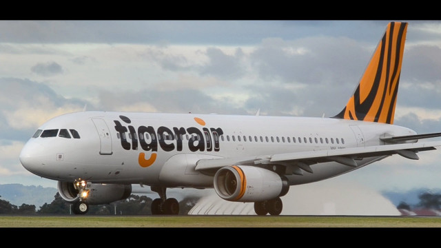 Ei q jetliner takeoff military free wallpaper for desktop - medium preview image