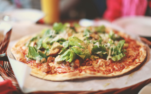 Pizza broccoli plate food blurry free wallpaper for desktop - medium preview image