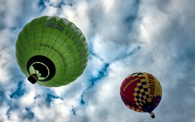 Two hot air balloons blue free wallpaper for desktop - medium preview image