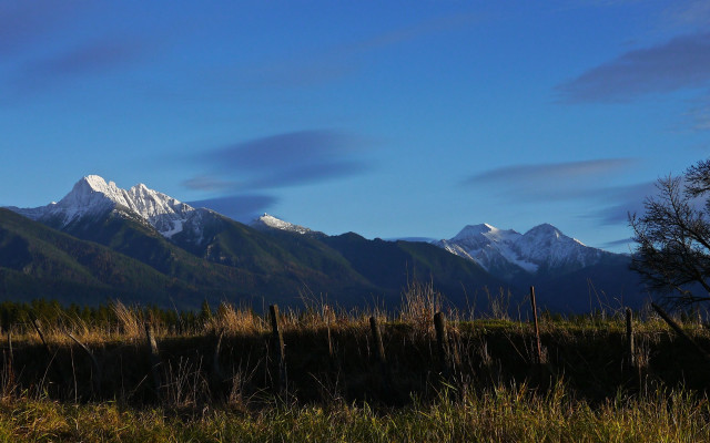 Mountain range fence tall grass free wallpaper for desktop - medium preview image