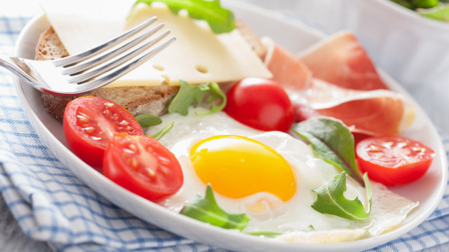 Food plate eggs tomatoes cheese free wallpaper for desktop - medium preview image