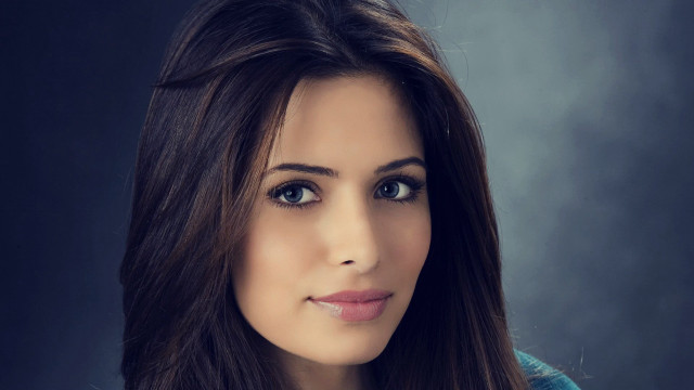 Samikshavad aramenta dianthe vail portrait free wallpaper for desktop - medium preview image