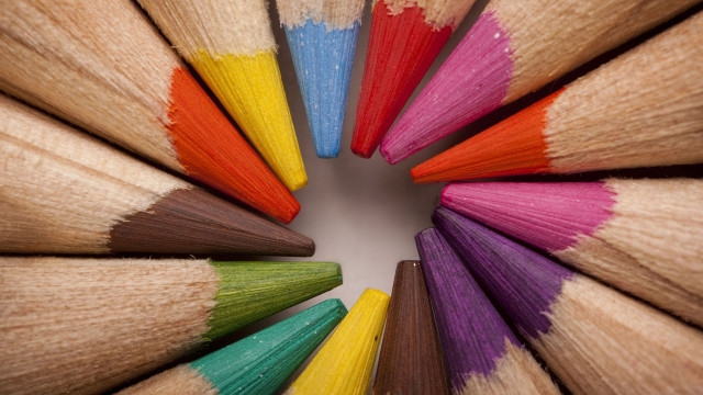 Colored pencils circle complementing colors free wallpaper for desktop - medium preview image