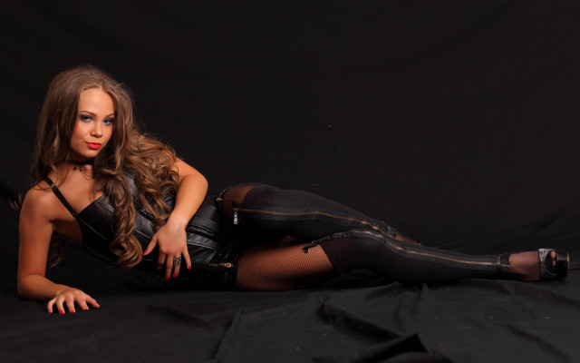 Black lingerie posing arabesque fashion free wallpaper for desktop - medium preview image