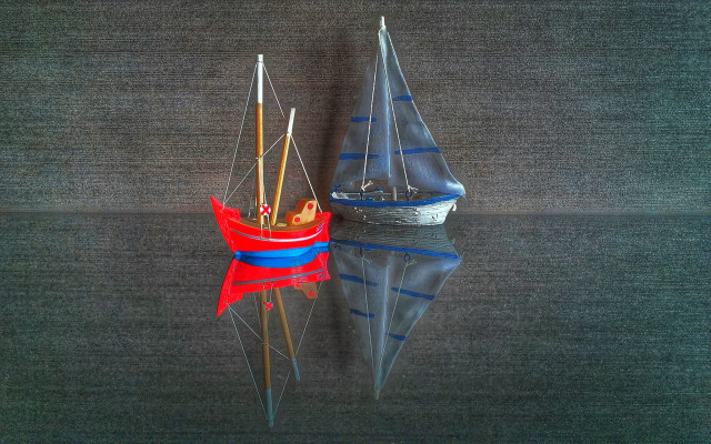 Small boat tiltshift polka dot free wallpaper for desktop - medium preview image