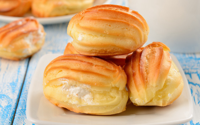 White plate pastry rolls coffee free wallpaper for desktop - medium preview image
