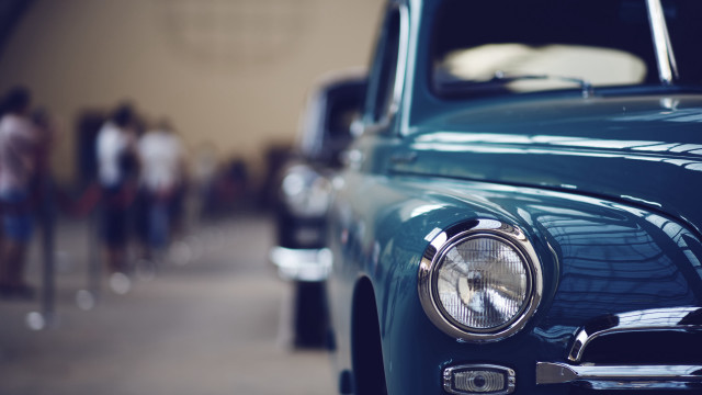 Car people building shallow depth free wallpaper for desktop - medium preview image