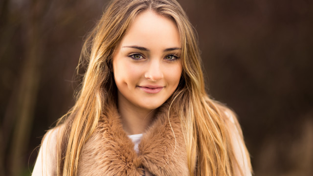 Beatrice huntington portrait blonde longhair free wallpaper for desktop - medium preview image