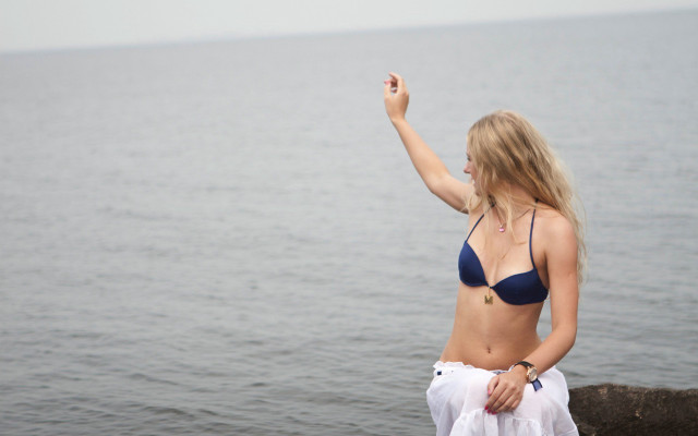 Woman bikini rock water kite free wallpaper for desktop - medium preview image