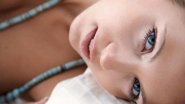 Blue eyes closeup bed necklace free wallpaper for desktop - medium preview image