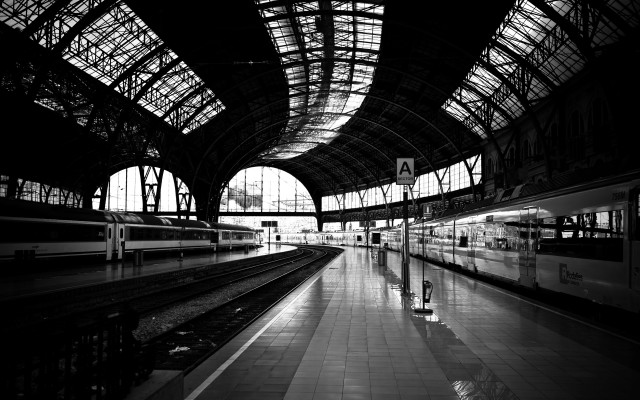 Train station people waiting platform #3 free wallpaper for desktop - medium preview image