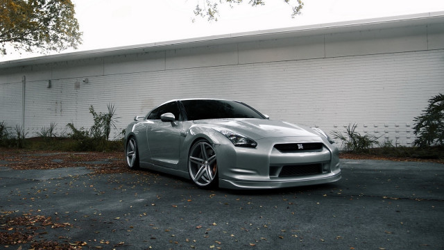 Silver sports car white building free wallpaper for desktop - medium preview image