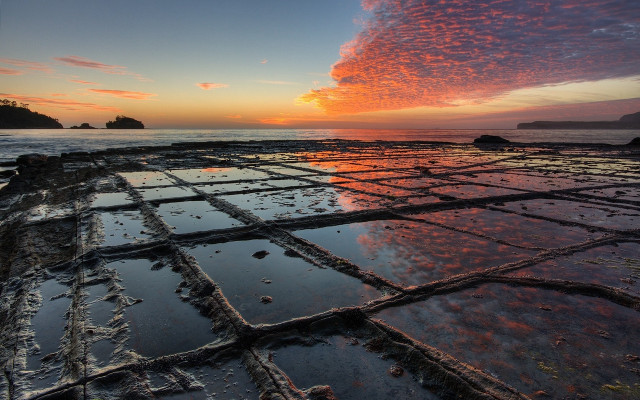 Sunset rocky beach water grid free wallpaper for desktop - medium preview image