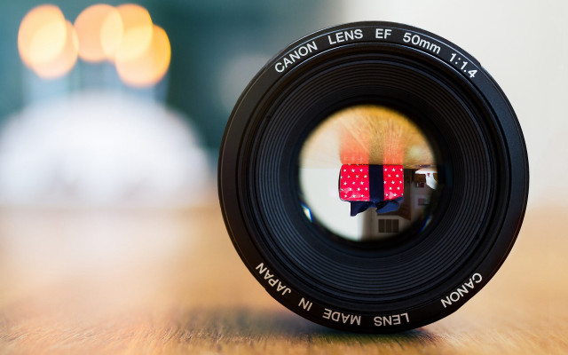Camera lens reflection house table free wallpaper for desktop - medium preview image
