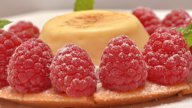 Dessert raspberries leaf cake photorealism free wallpaper for desktop - medium preview image