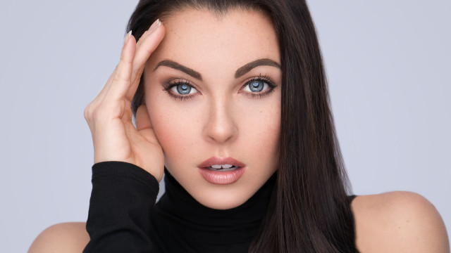 Renaissance woman blueeyes longhair portrait free wallpaper for desktop - medium preview image