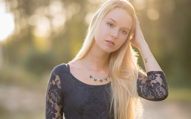 Blonde woman park portrait bokeh free wallpaper for desktop - medium preview image