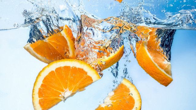 Orange slice dropped into water free wallpaper for desktop - medium preview image