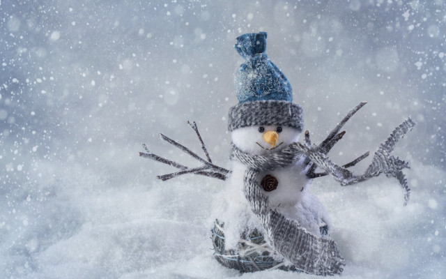 Snowman hat scarf snow falling free wallpaper for desktop - medium preview image