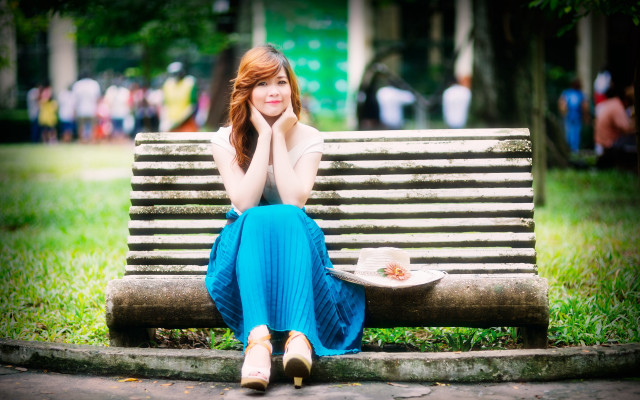 Woman sitting park food blurry free wallpaper for desktop - medium preview image