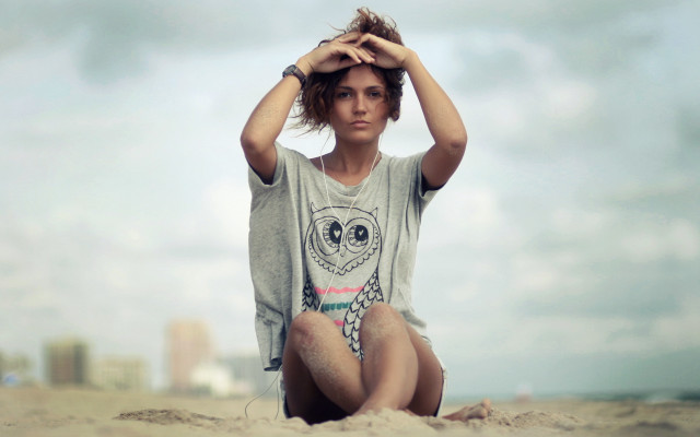 Beach woman city sky fashion free wallpaper for desktop - medium preview image