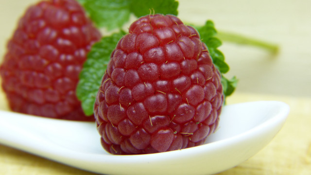 Raspberries white plate green leaf free wallpaper for desktop - medium preview image