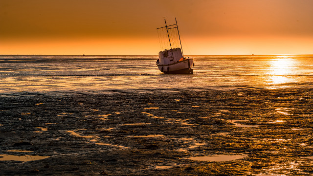 Boat shore sunset gradient sky free wallpaper for desktop - medium preview image