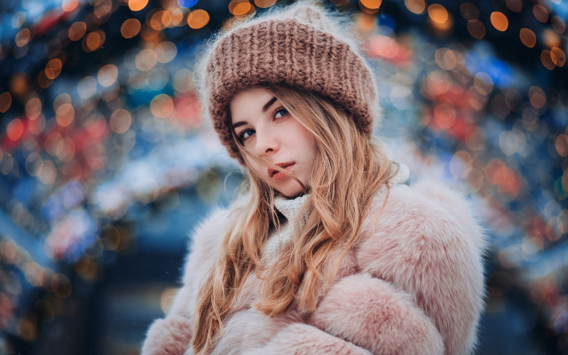 Woman blonde fur coat christmas free wallpaper for desktop - medium preview image