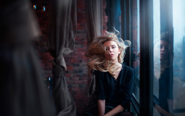 Blonde woman mirror wind portrait free wallpaper for desktop - medium preview image