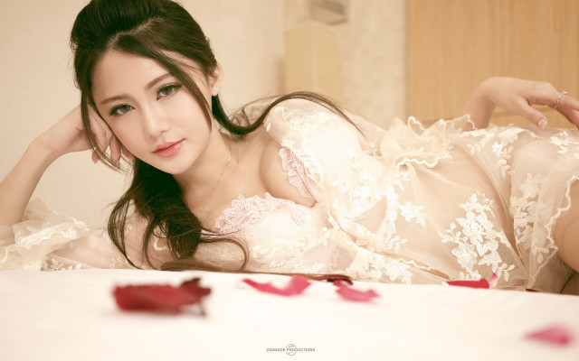 Woman lying bed rose portrait free wallpaper for desktop - medium preview image