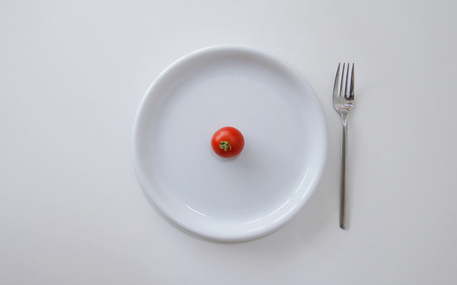 Tomato plate fork knife table free wallpaper for desktop - medium preview image