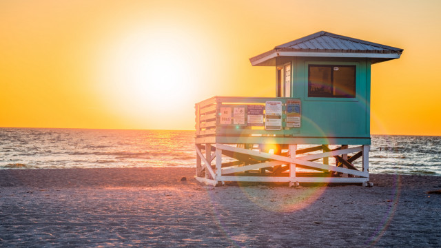 Lifeguard tower beach sunset ocean free wallpaper for desktop - medium preview image