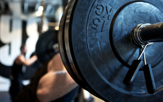 Man squatting gym bokeh depthfield free wallpaper for desktop - medium preview image