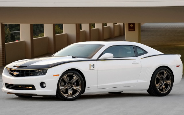 White car building black stripe free wallpaper for desktop - medium preview image