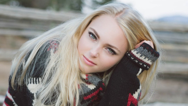 Blonde woman fur coat snow #2 free wallpaper for desktop - medium preview image