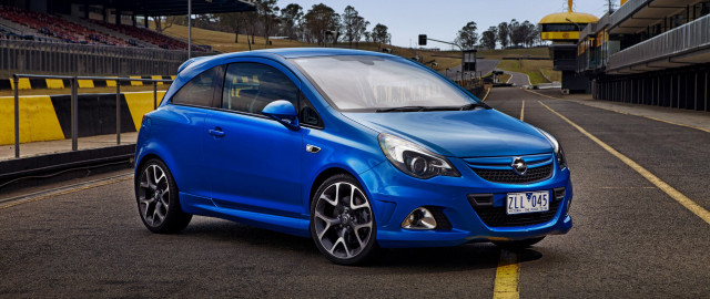 Blue car road yellow lines free wallpaper for desktop - medium preview image