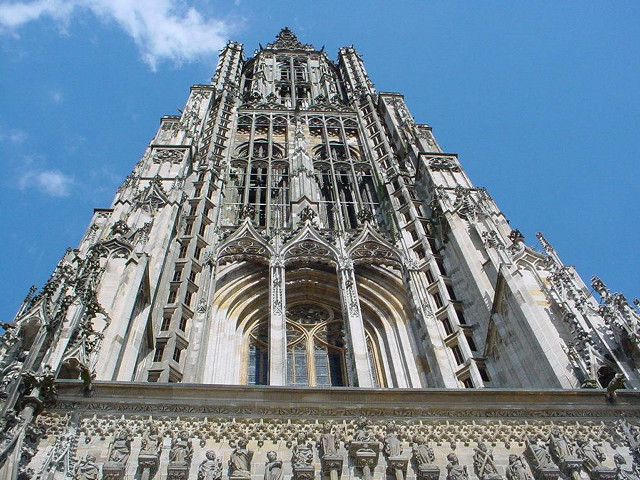 Tall building massive clock sky free wallpaper for desktop - medium preview image