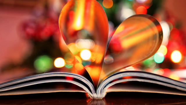 Book heart pages table christmas free wallpaper for desktop - medium preview image