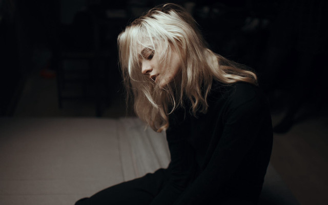 Woman sitting bed blowing hair free wallpaper for desktop - medium preview image