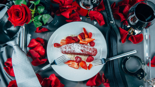 Plate strawberries powdered sugar wine free wallpaper for desktop - medium preview image