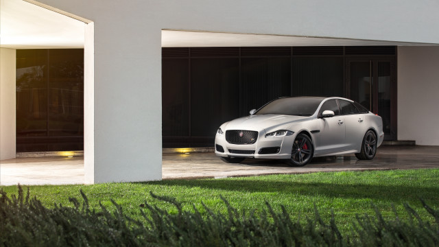 Silver car driveway building door free wallpaper for desktop - medium preview image